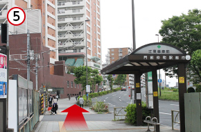 江東車庫前バス停を通り過ぎ、道なりに直進します。