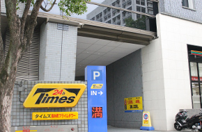 駐車場入り口は、錦糸町プライムタワー1階セブンイレブンの横にございます。